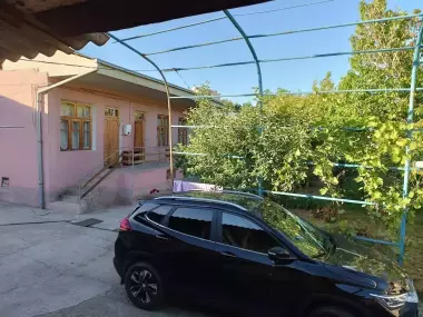 УЙ СОТИЛАДИ ШАХАР СЕНТРЛАРДАН СРОЧНИЙ СОТИЛВОТИ БОШКА БУНАКА ИМКОН БОЛМИД