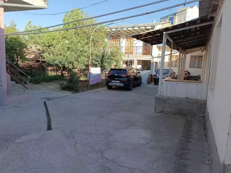 УЙ СОТИЛАДИ ШАХАР СЕНТРЛАРДАН СРОЧНИЙ СОТИЛВОТИ БОШКА БУНАКА ИМКОН БОЛМИД