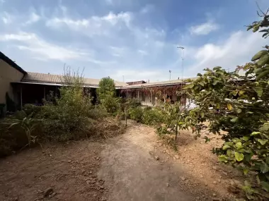 8 sotixli, 8 000 m² maydonli shinam uy sotiladi