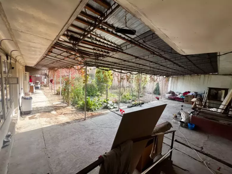 8 sotixli, 8 000 m² maydonli shinam uy sotiladi