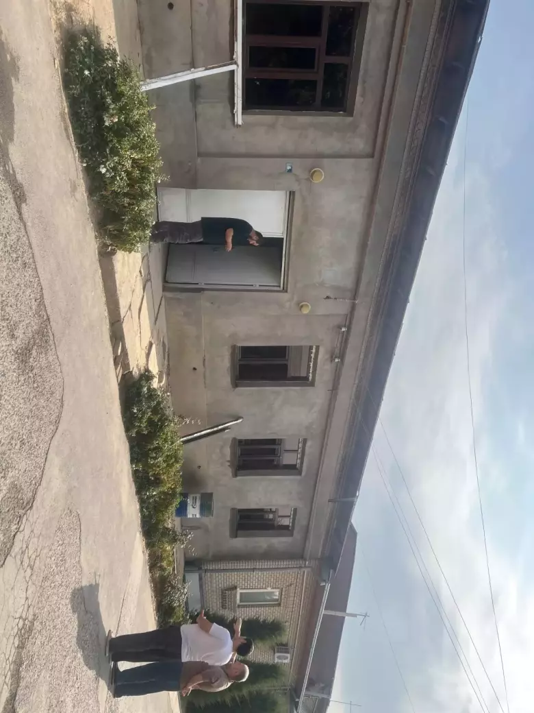 8 sotixli, 8 000 m² maydonli shinam uy sotiladi