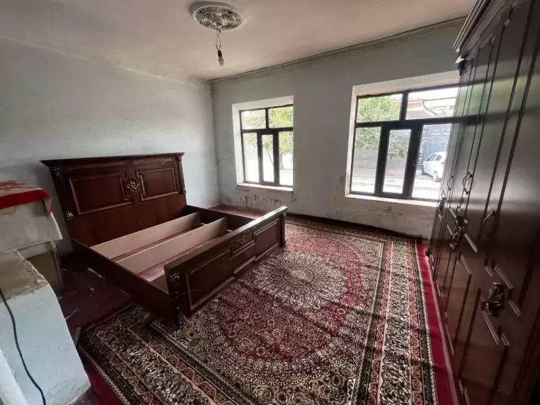 8 sotixli, 8 000 m² maydonli shinam uy sotiladi