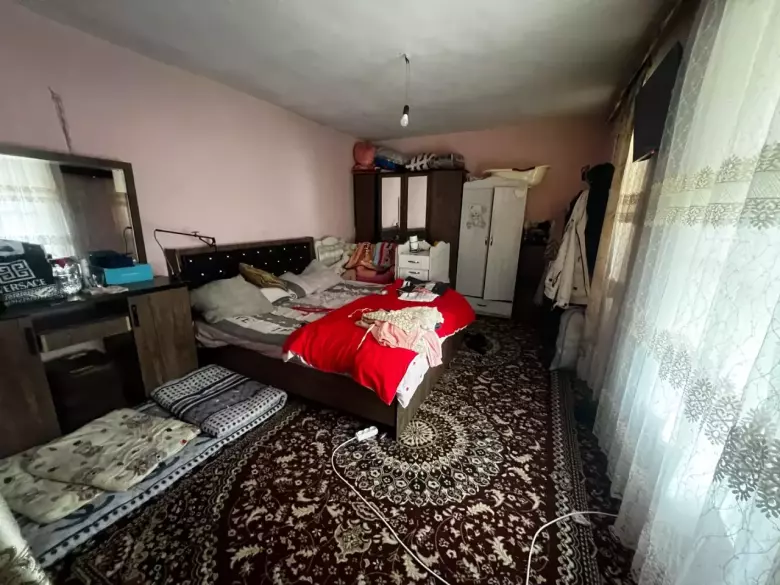 8 sotixli, 8 000 m² maydonli shinam uy sotiladi
