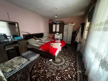 8 sotixli, 8 000 m² maydonli shinam uy sotiladi