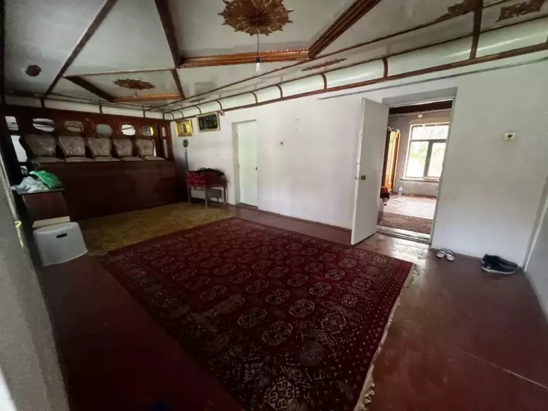 8 sotixli, 8 000 m² maydonli shinam uy sotiladi