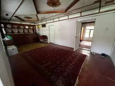 8 sotixli, 8 000 m² maydonli shinam uy sotiladi