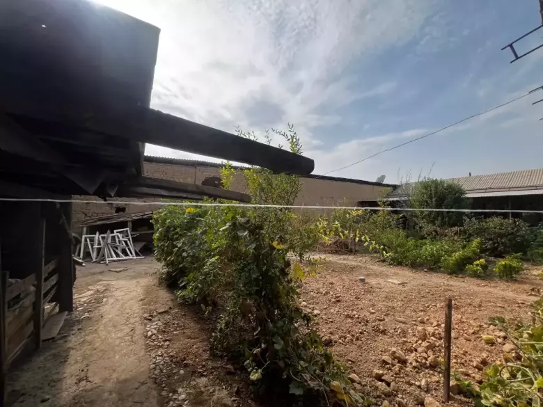 8 sotixli, 8 000 m² maydonli shinam uy sotiladi