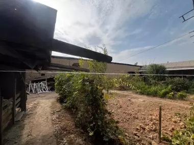 8 sotixli, 8 000 m² maydonli shinam uy sotiladi