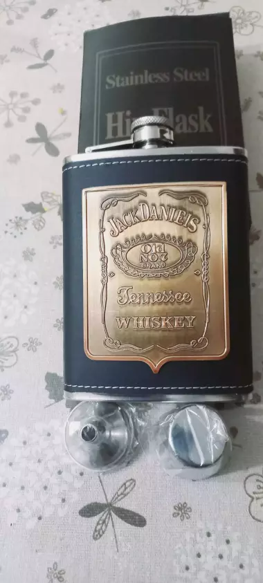 Фляжки для спиртных напитков.