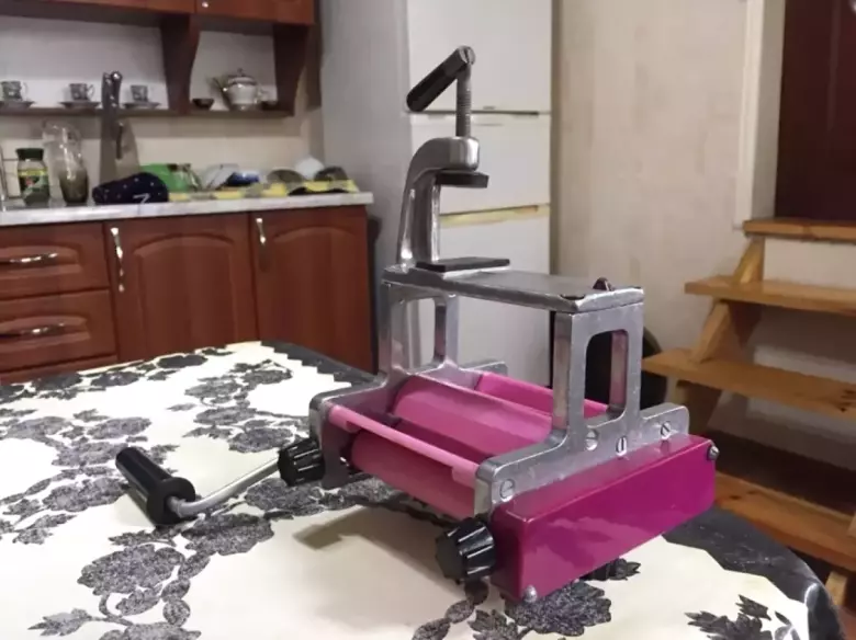 Продается лапшерезка-тестораскатка ( СССР ).