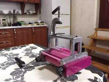 Продается лапшерезка-тестораскатка ( СССР ).