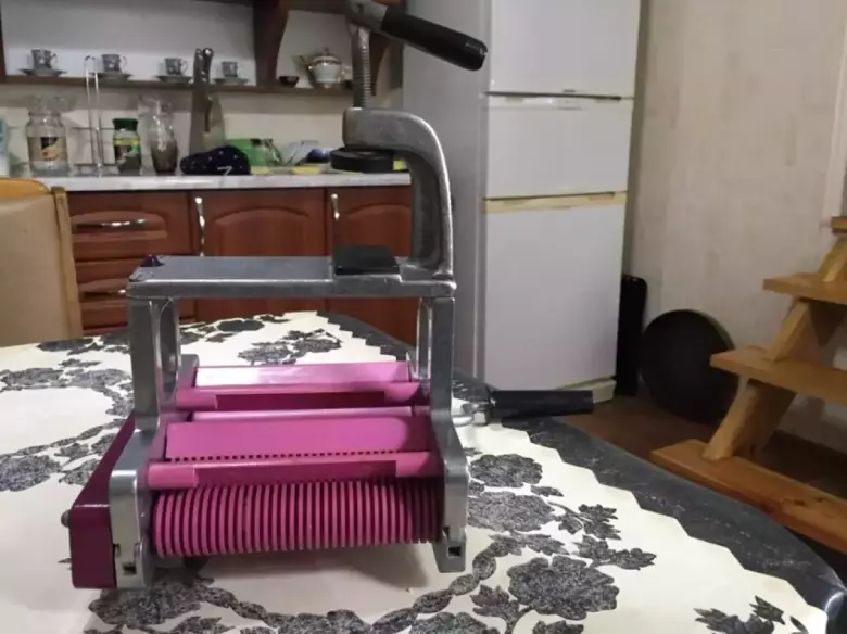 Продается лапшерезка-тестораскатка ( СССР ).