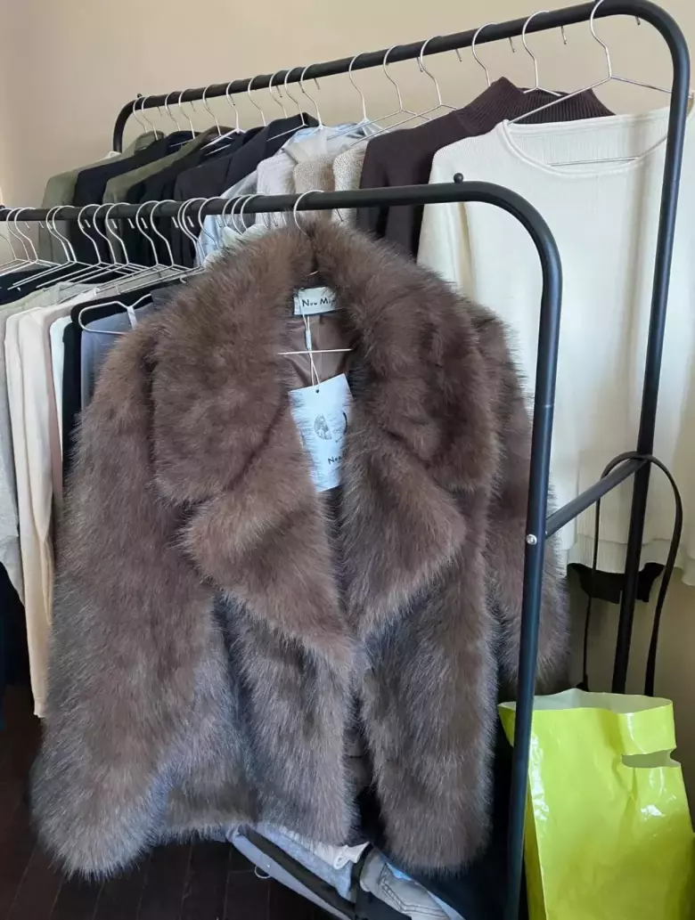 Коричневая шуба.