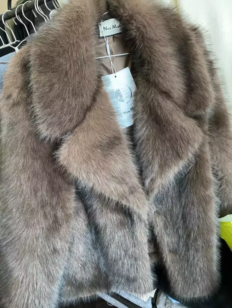 Коричневая шуба.