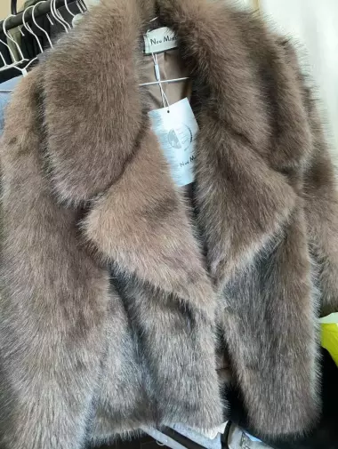 Коричневая шуба.