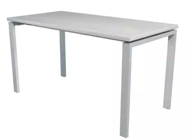 Стол из белого дерева