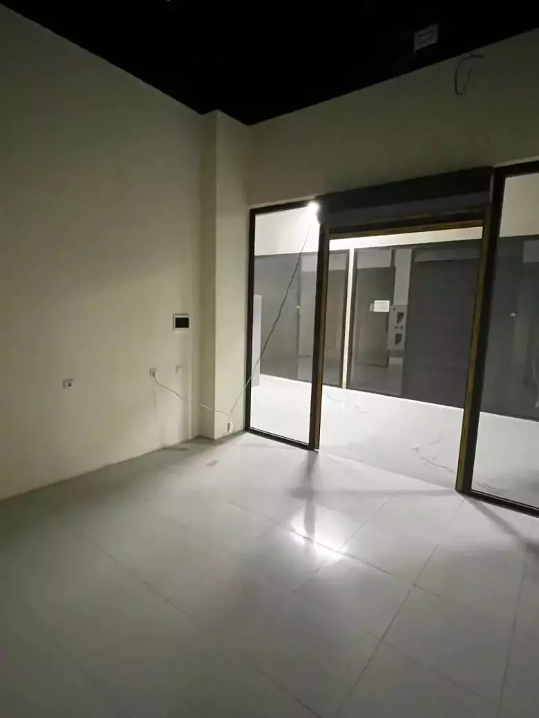 Doʻkon sotiladi Ibn Sino savdo markazida