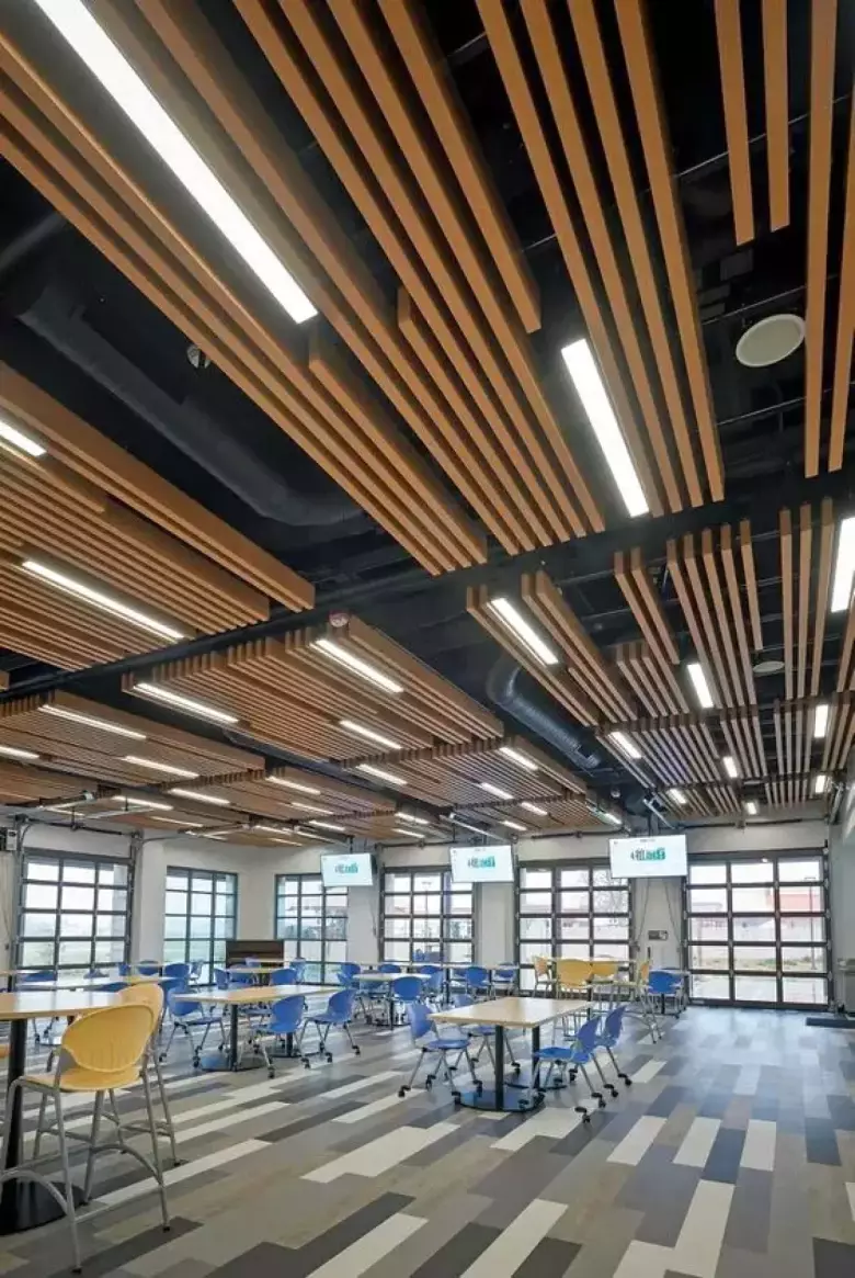 Реечный потолок, который говорит за вас.