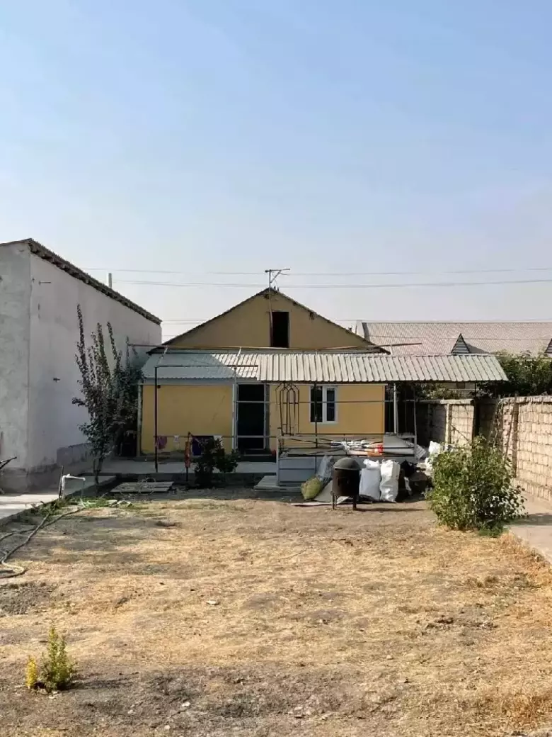 Toshkent viloyati Yuqori Chirchiq tumani Iyk otada 3 xona 8 sotix hovli sotiladi