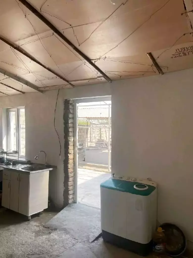 Toshkent viloyati Yuqori Chirchiq tumani Iyk otada 3 xona 8 sotix hovli sotiladi