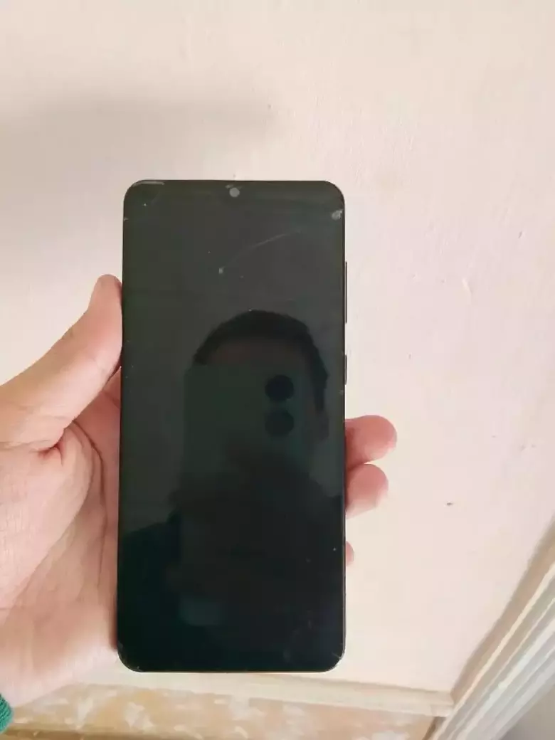 nomi A31, xotira 128gb, xolati yaxshi, aybi ekran kuygan, narxini kelishamiz