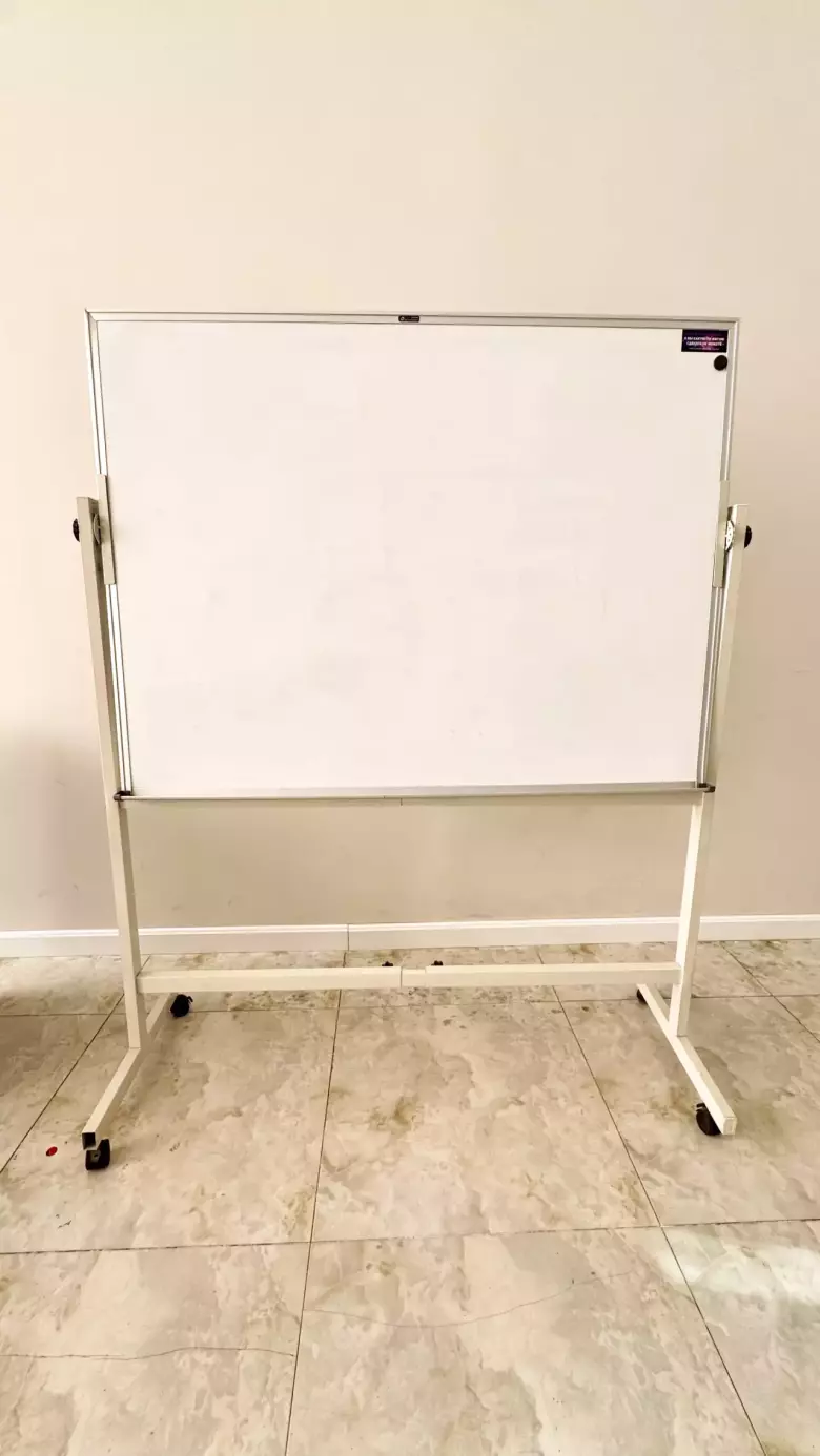 Доска белая с подставкой Deli