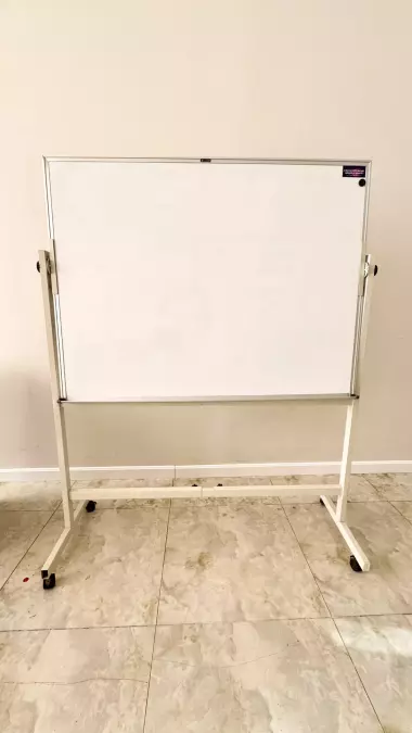 Доска белая с подставкой Deli