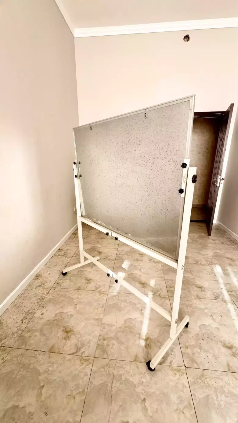 Доска белая с подставкой Deli