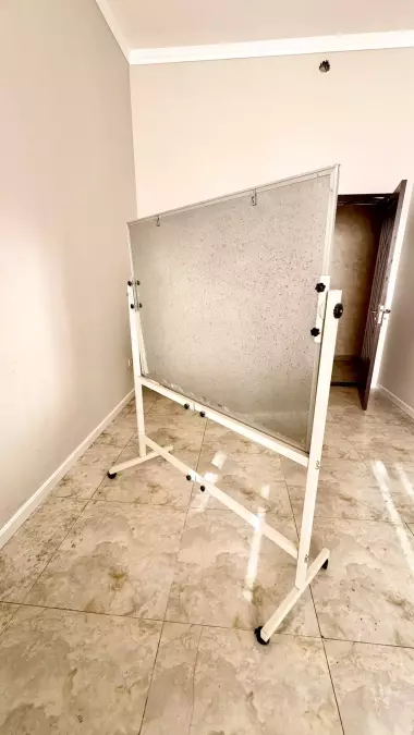 Доска белая с подставкой Deli