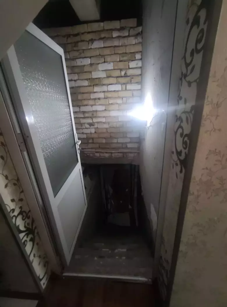 2-этажный дом+подвальчик 2-сотки 6-комнат заезд для машины.