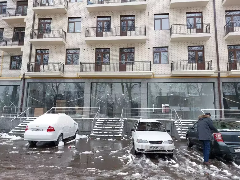 Тайёр бизнес учун жой! Дом тагида нотурар жой сотилади.