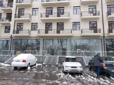 Тайёр бизнес учун жой! Дом тагида нотурар жой сотилади.