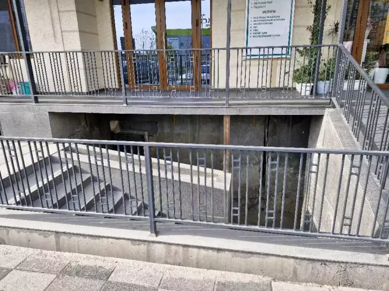 СРОЧНО. Махтумкули 89, первая линия, 250м², нежилое помещение, цоколь, коробка.