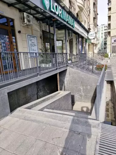 СРОЧНО. Махтумкули 89, первая линия, 250м², нежилое помещение, цоколь, коробка.