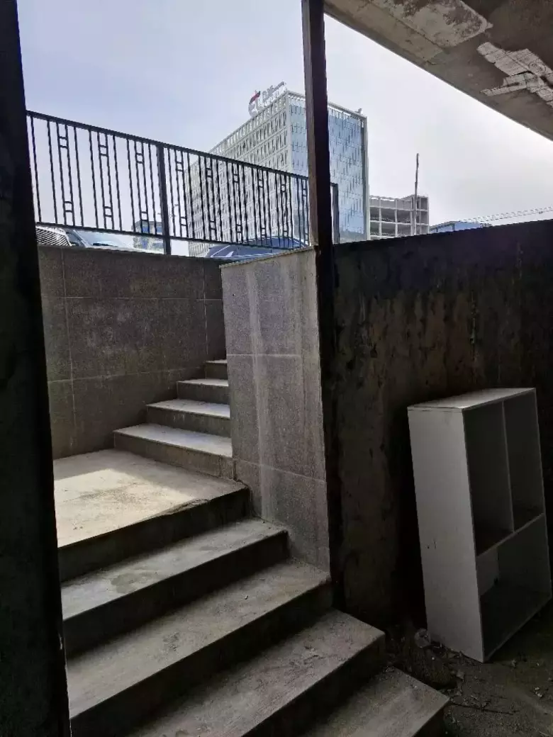 СРОЧНО. Махтумкули 89, первая линия, 250м², нежилое помещение, цоколь, коробка.