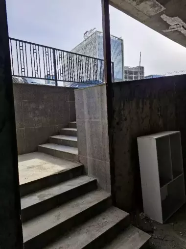 СРОЧНО. Махтумкули 89, первая линия, 250м², нежилое помещение, цоколь, коробка.