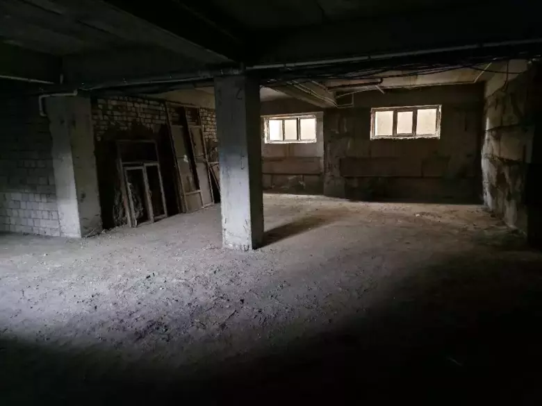 СРОЧНО. Махтумкули 89, первая линия, 250м², нежилое помещение, цоколь, коробка.