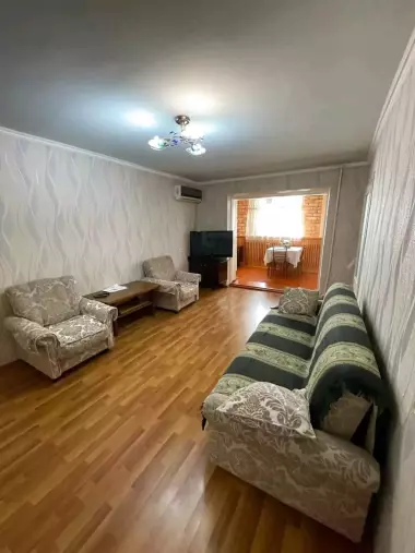 Мирзо Улугбекский район массив Ялангач 2-комнатная балкон 2х6 кирпичный дом.