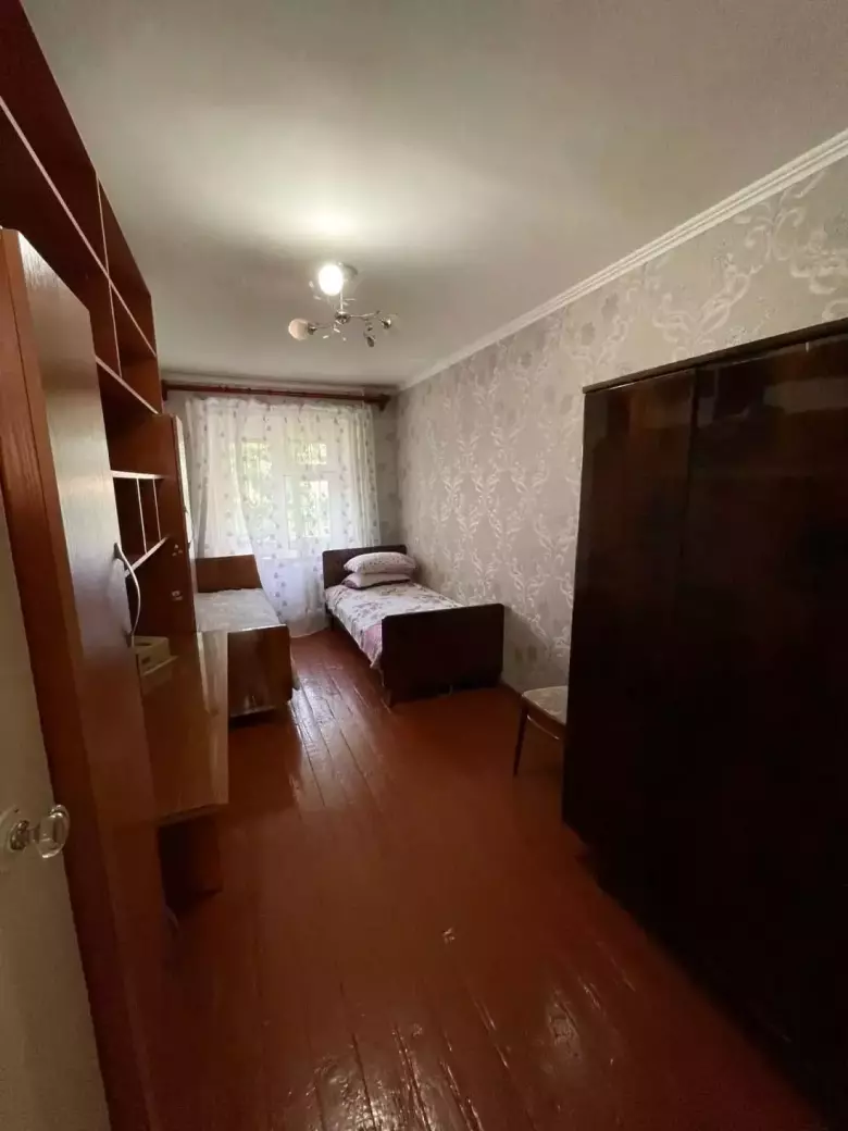 Мирзо Улугбекский район массив Ялангач 2-комнатная балкон 2х6 кирпичный дом.