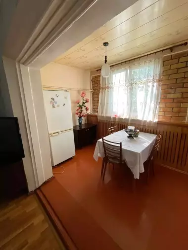 Мирзо Улугбекский район массив Ялангач 2-комнатная балкон 2х6 кирпичный дом.