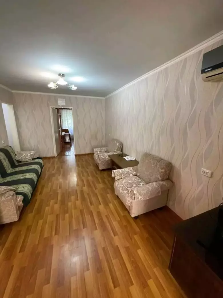 Мирзо Улугбекский район массив Ялангач 2-комнатная балкон 2х6 кирпичный дом.