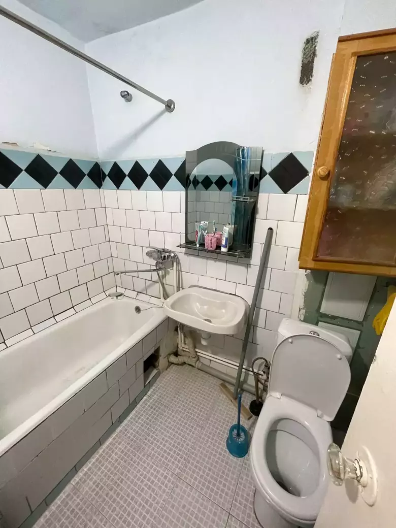 Мирзо Улугбекский район массив Ялангач 2-комнатная балкон 2х6 кирпичный дом.