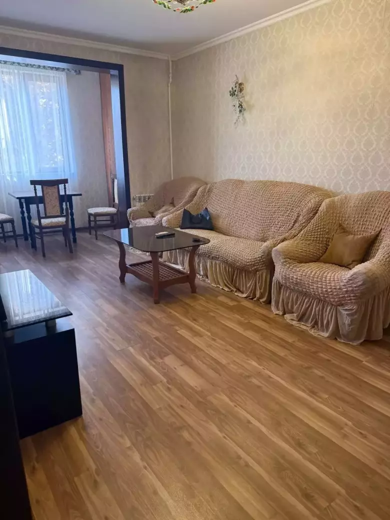 Сдаю квартиру 3/3/5 метроБуюк ипак йули Художников