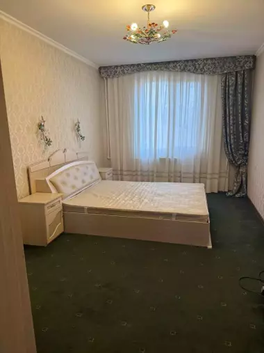 Сдаю квартиру 3/3/5 метроБуюк ипак йули Художников