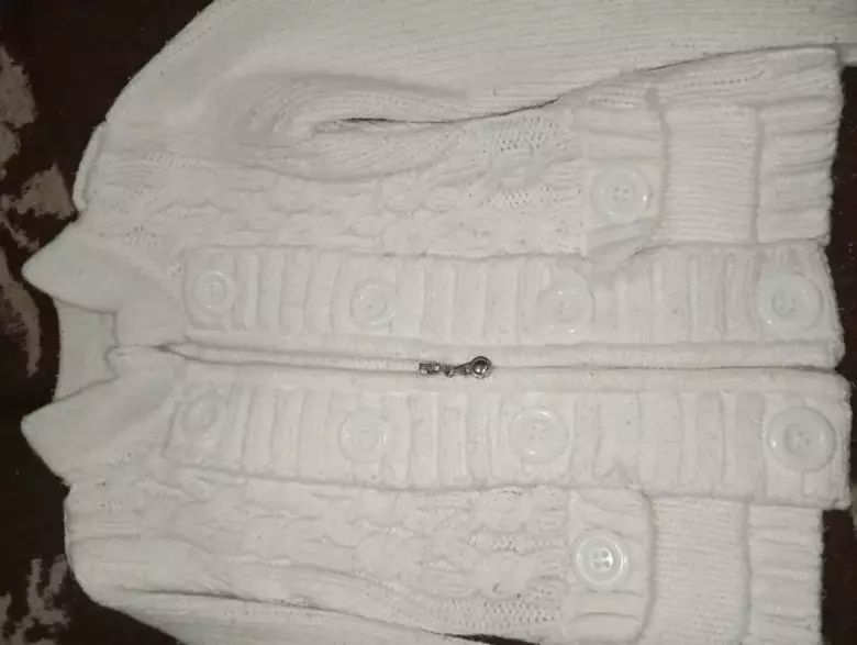 Продам. Тёплую кофту на девочку. Примерно год.