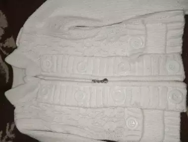 Продам. Тёплую кофту на девочку. Примерно год.