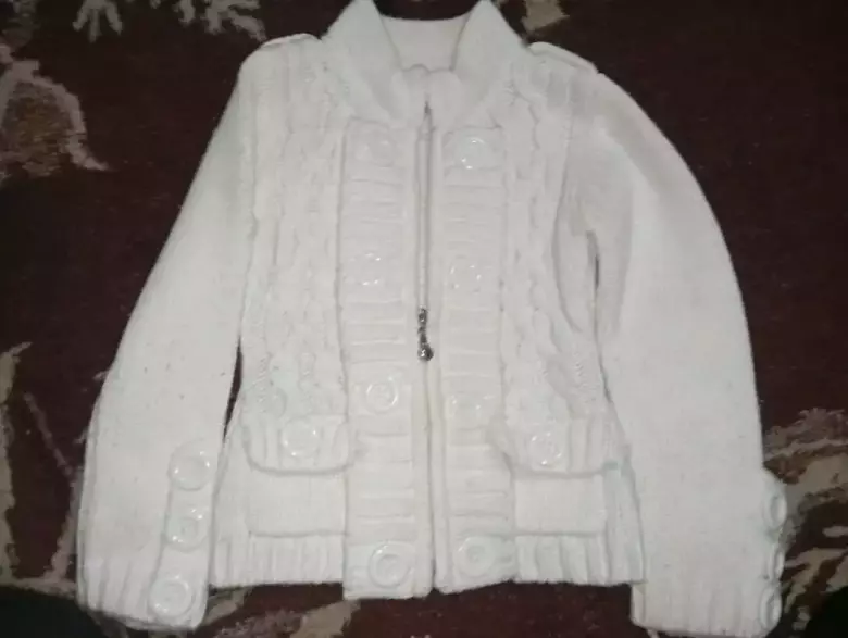 Продам. Тёплую кофту на девочку. Примерно год.