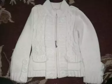 Продам. Тёплую кофту на девочку. Примерно год.