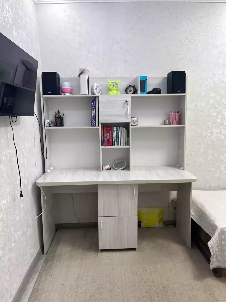 Письменный стол с полками и шкафами — отличное состояние