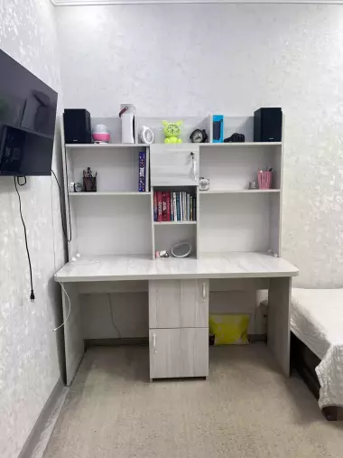 Письменный стол с полками и шкафами — отличное состояние